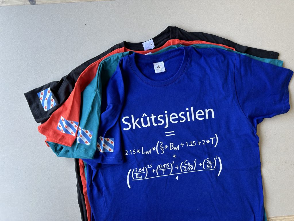 Kleurrijke t-shirts met Skûtsjesilen opdruk en wiskundige formules voor zeilsport merchandise